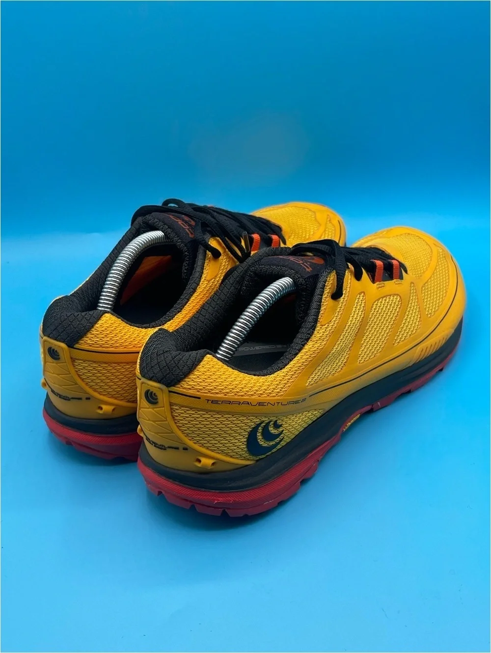 Men's Athletic Running Shoes - Yellow/Black with Red Accent
